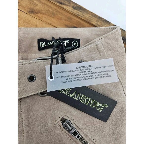 New BlankNYC Suede Mini Skirt Womens 30 Beige Zippered Buckle - Picture 5 of 6